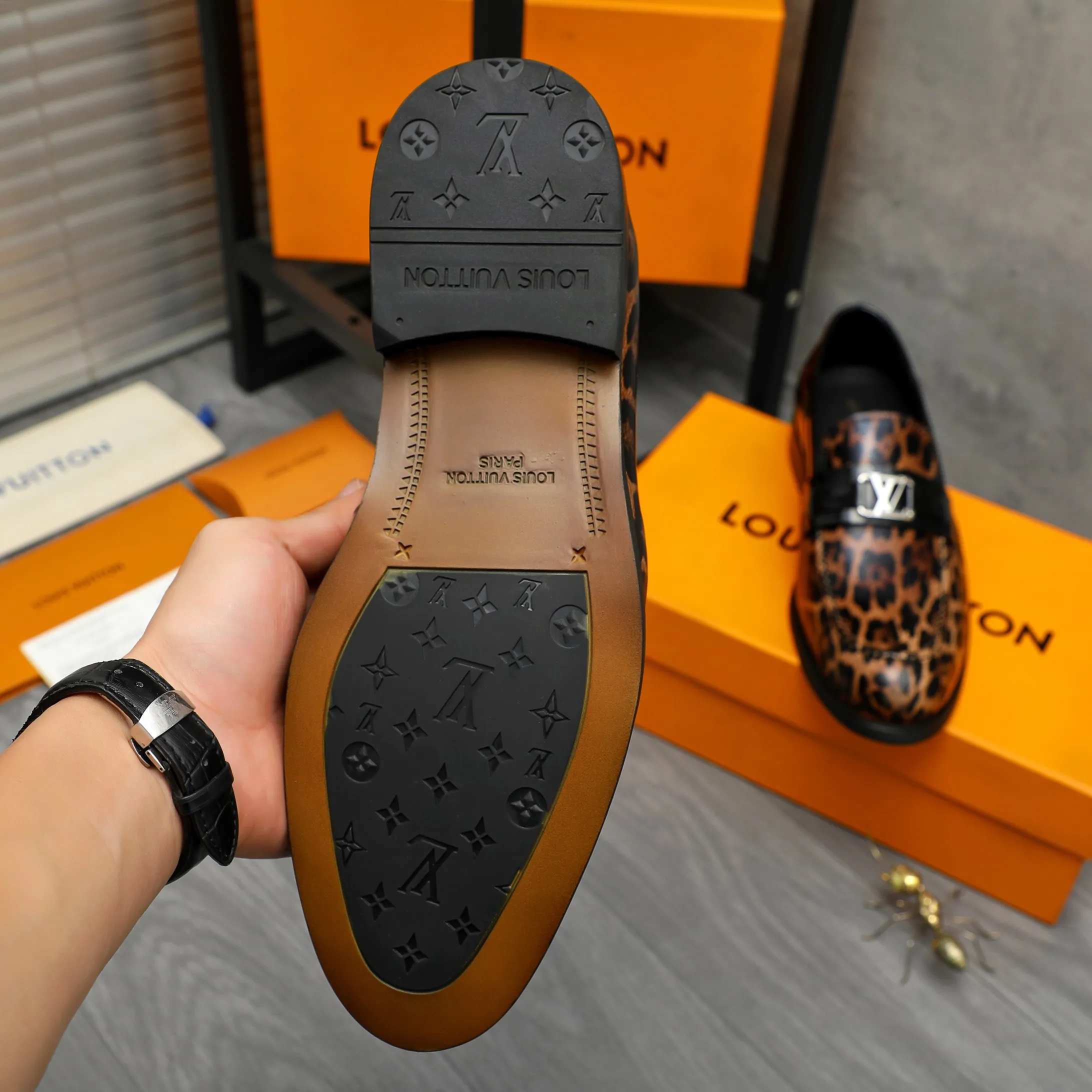 Men's shoes 💰p460 Product trademark: LV "Louis Vuitton" business slip-on leather shoes Regular size: 39-45 (45 is custom-made and non-returnable) Product materials: Selected leopard print cowhide stitching upper, cowhide lining, original rubber outsole